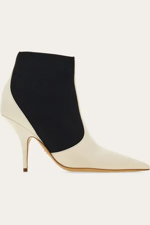 Salvatore Ferragamo Als gekonnter Mix aus Sinnlichkeit und avantgardistischen Linien kommt diese Stiefelette aus weichem Zickleinleder mit Linien, die durch Modelle aus dem Markenerbe inspiriert sind, sowie mit Flammen-Detail auf dem Spann