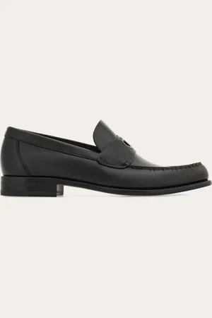 Salvatore Ferragamo Loafer, der vom Brit-Style inspiriert ist, mit abgerundeter Kappenlinie und gestepptem, leicht gekräuseltem Blatt
