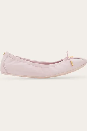 Salvatore Ferragamo Komfort und Weiblichkeit, geprägt von neuem, zeitgemäßem Flair: der destrukturierte Ballerina aus weichem Nappaleder hat eine biegsame Gummisohle und eine verstärkte und gepolsterte Innensohle, die 1 cm hoch ist, um den Fuß zu stützen
