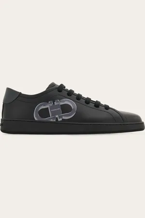 Salvatore Ferragamo Reine Linien, die durch die Modelle aus den 90-ern inspiriert sind: dieser Sneaker aus geschmeidigem Kalbsleder ist auf der Seite mit einer Prägung mit Doppel-Gancini mit 3D-Effekt und mit einem kontrastierenden Fersenflicken verziert