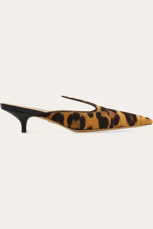 Salvatore Ferragamo Die Inspiration durch das Markenerbe mit flammenförmigem Detail auf dem Spann definiert diese neuen Mules aus Ponyfell in Animalier-Optik