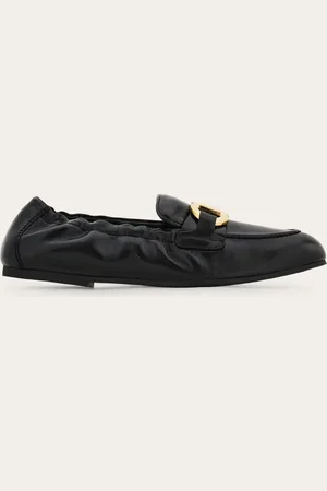 Salvatore Ferragamo Harmonischer Mix aus Mokassin und Ballerina: dieses Modell aus weichem Lammleder stiebitzt die destrukturierten Linien der Zweitschuhe und verbindet sie mit der raffinierten Ästhetik der Loafer