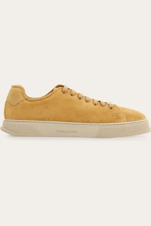 Salvatore Ferragamo Low-Top-Sneaker mit essentieller Linie, Obermaterial aus geschmeidigem Veloursleder mit elastischen Senkeln, dank denen er wie ein echter Slip-on aus- und angezogen werden kann