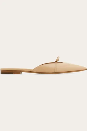 Salvatore Ferragamo Dieser Mule ist durch die Linien der Pumps aus den 50er-Jahren inspiriert und aus weichem Lackleder gefertigt