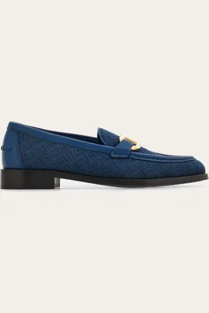 Salvatore Ferragamo Der ikonische Loafer, der durch den British-Style inspiriert ist, wird hier mit Obermaterial aus Jacquardstoff mit Monogram Muster präsentiert und durch farblich abgestimmte Paspelierungen und Details aus Nappa vollendet
