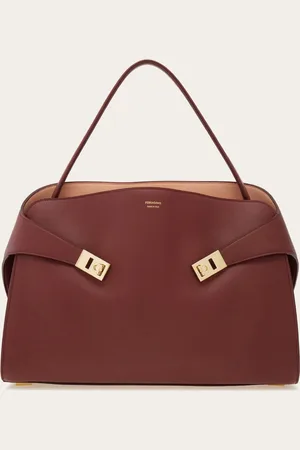 Salvatore Ferragamo Gemütliche Linie und harmonische Proportionen finden in dieser zweifarbigen Version der Tasche Hug Soft ein neues Gleichgewicht