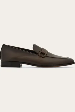 Salvatore Ferragamo Eine aktuelle Neuinterpretation des formalen Loafers mit ungefüttertem Aufbau und geschmeidigem Kalbsleder mit handwerklich ausgeführten Nuancierungen