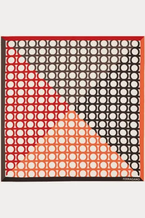 Salvatore Ferragamo Bandana mit innovativen Maßen mit Gancini-Muster in verlaufenden Größen, unterteilt in vier große Spalten