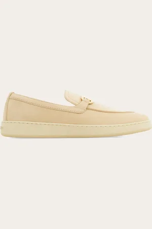 Salvatore Ferragamo Perfektes Gleichgewicht zwischen Sneaker und sportlichem Loafer bietet dieses Modell mit Obermaterial aus weichem Nubuk, genähtem Blatt und Slipper-Konstruktion