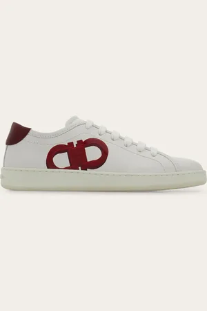 Salvatore Ferragamo Reine Linien, die von den Modellen der 90er-Jahre inspiriert sind: dieser Sneaker aus weichem Kalbsleder ist mit einem Print mit Doppel-Gancini in 3D-Optik auf der Seite und einem kontrastierenden Fersenflicken verziert