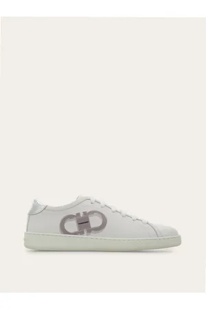 Salvatore Ferragamo Reine Linien, die von den Modellen der 90er-Jahre inspiriert sind: dieser Sneaker aus weichem Kalbsleder ist mit einem Print mit Doppel-Gancini in 3D-Optik auf der Seite und einem kontrastierenden laminierten Fersenflicken verziert