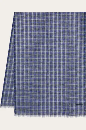 Salvatore Ferragamo Weit und frisch: diese Stola aus reinem Leinen ist mit einem Tartan-Muster in harmonischen Nuancen verziert