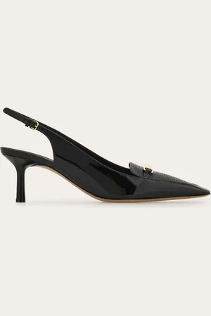 Salvatore Ferragamo Dieser für das Büro gedachte Slingback, der auch bei formellen Anlässen perfekt ist, vereint die Eleganz der zulaufenden Linie mit dem ikonischen Touch der New Vara-Plakette