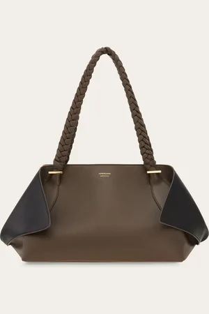 Salvatore Ferragamo Die neue Schultertasche kommt mit einem aktuellen femininen Flair und vereint schlichte Geometrien, scharfe Kanten und fließend weiches Leder, das wie Stoff behandelt wird