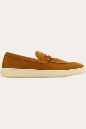 Salvatore Ferragamo Perfektes Gleichgewicht zwischen Sneaker und sportlichem Loafer bietet dieses Modell mit Obermaterial aus weichem Nubuk, genähtem Blatt und Slipper-Konstruktion