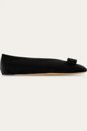 Salvatore Ferragamo Zwanglosigkeit ist die Devise: Neuer Ballerina mit Beutelkonstruktion, Obermaterial aus weichem farbigem Samt und hochgeschlossener Linie für einen absolut trendigen Look