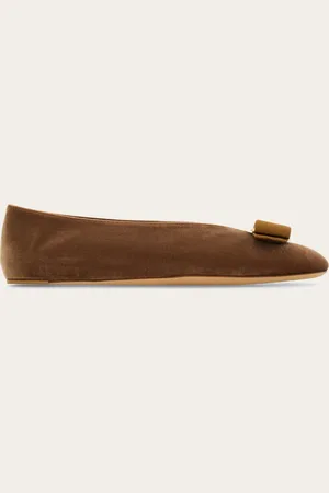 Salvatore Ferragamo Zwanglosigkeit ist die Devise: Neuer Ballerina mit Beutelkonstruktion, Obermaterial aus weichem farbigem Samt und hochgeschlossener Linie für einen absolut trendigen Look