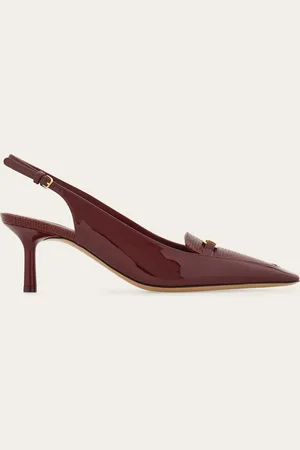 Salvatore Ferragamo Dieser für das Büro gedachte Slingback, der auch bei formellen Anlässen perfekt ist, vereint die Eleganz der zulaufenden Linie mit dem ikonischen Touch der New Vara-Plakette