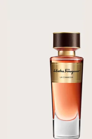 Salvatore Ferragamo Die KOPFNOTE ist ein feuriger Wirbel aus Bitterorangenschale und prickelnder Grapefruit, die durch den eleganten Kardamom erhellt werden