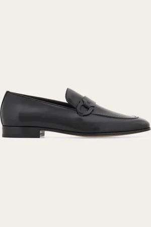 Salvatore Ferragamo Eine aktuelle Neuinterpretation des formalen Loafers mit ungefüttertem Aufbau und geschmeidigem Kalbsleder mit handwerklich ausgeführten Nuancierungen