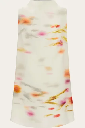 Salvatore Ferragamo Gefertigt aus Seidenorganza mit Blossom-Print, einer minimalistischen und abstrakten Interpretation des klassischen Blütenmotivs, fängt dieses ärmellose Minikleid die ganze Leichtigkeit und Eleganz der neuen Kollektion ein