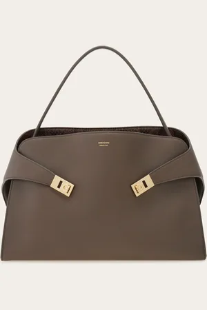 Salvatore Ferragamo Gemütliche Linie und harmonische Proportionen finden in dieser Variante der Tasche Hug Soft ein neues Gleichgewicht