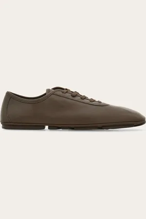 Salvatore Ferragamo Zeitgemäße Neuinterpretation des Driver-Schuhs mit minimalistischen, durch die Ballettmodelle inspirierten Linien
