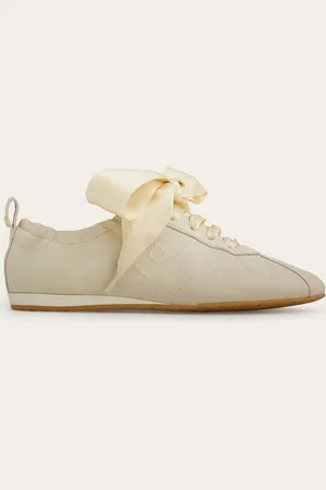 Salvatore Ferragamo Das Flair der Ballerinas, der sportliche Touch der Sneaker: dieses neue Modell aus weichem Nappa zeigt sich mit einer innovativen Konstruktion, mit destrukturiertem Obermaterial und Kräuselungen am Ausschnitt