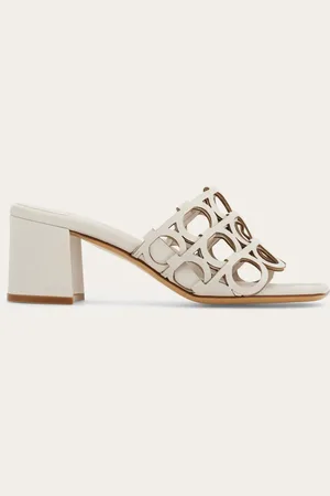 Salvatore Ferragamo Als edle Evolution des Mule mit breitem Fußriemen bringt diese Version Handwerkskunst und großes Know-how zum Ausdruck: die eingekerbte Verarbeitung und die komplizierte zweischichtige Konstruktion stehen für das handwerkliche Geschick von