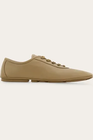 Salvatore Ferragamo Zeitgemäße Neuinterpretation des Driver-Schuhs mit minimalistischen, durch die Ballett-Modelle inspirierten Linien