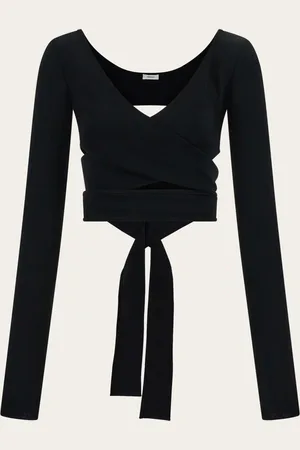 Salvatore Ferragamo Cache-Coeur, das Wickeloberteil ist Inbegriff des Ballettstils, hier kommt es als vielseitiges Stück für neue urbane Outfits