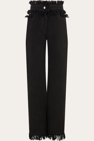 Salvatore Ferragamo Maximilian Davis hat die 5-Pocket-Jeans in seiner eigenen Gestaltungsvision überarbeitet: Lockeres Bein, Logo-Nieten aus Metall und ein Fransenspiel an Bund und unterem Abschluss sorgen für eine feminine Note