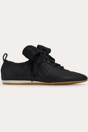 Salvatore Ferragamo Das Flair der Ballerinas, der sportliche Touch der Sneaker: dieses neue Modell aus weichem Nappa zeigt sich mit einer innovativen Konstruktion, mit destrukturiertem Obermaterial und Kräuselungen am Ausschnitt