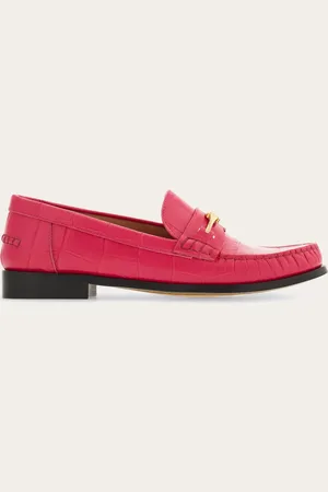 Salvatore Ferragamo Ungezwungene Eleganz für jeden Tag: neuer Loafer, inspiriert durch den British-Style, aus Kalbsleder mit Alligator-Print für einen noch kostbareren Touch