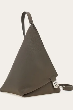 Salvatore Ferragamo Die Recherche nach Stil und Funktionsgerechtigkeit führt zu überraschenden Designergebnissen: wie diese neue einseitige Schultertasche mit zusammenklappbarem Aufbau und Gancini Twins-Schließe