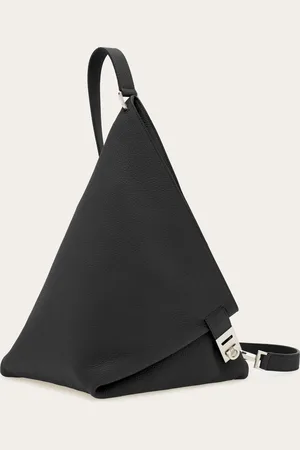 Salvatore Ferragamo Die Recherche nach Stil und Funktionsgerechtigkeit führt zu überraschenden Designergebnissen: wie diese neue einseitige Schultertasche mit zusammenklappbarem Aufbau und Gancini Twins-Schließe