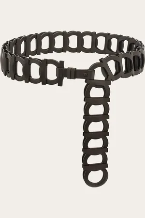 Salvatore Ferragamo Ikonische Formen in einer avantgardistisch handwerklichen Interpretation: Der neue Gancini Gürtel besteht aus beweglichen geflochtenen Gliedern mit zweilagigem Lasereinsatz
