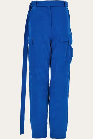 Salvatore Ferragamo Eine zeitgemäße, feminine Version der Cargo-Hose, in der sich praktische Details mit der Sinnlichkeit des langen Taillenbands und des fließenden Materials verbinden