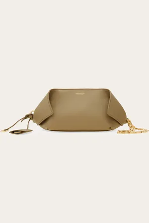Salvatore Ferragamo Weite Linie und ikonische Details definieren diese neue Clutch