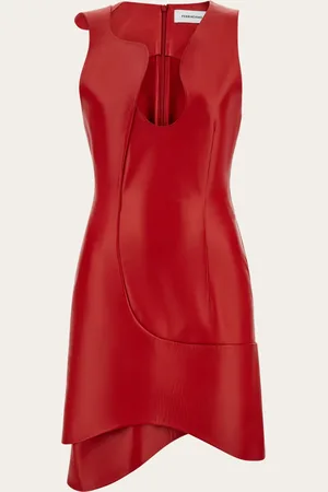 Salvatore Ferragamo Dieses Minikleid aus Nappaleder, das weich wie Stoff ist, hüllt die Silhouette in Formbahnen