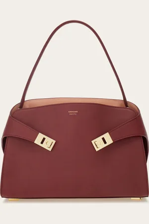 Salvatore Ferragamo Gemütliche Linie und harmonische Proportionen finden in dieser zweifarbigen Version der Tasche Hug Soft ein neues Gleichgewicht