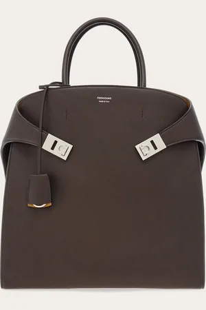 Salvatore Ferragamo Die männliche Interpretation der beliebtesten Tasche der letzten Saisonen: die Hug Totebag aus weichem, gehämmertem Kalbsleder und mit großzügigeren Maßen als das Damenmodell