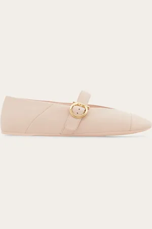 Salvatore Ferragamo Der Ballerina interpretiert auf frische Weise das einfache, essentielle Wesen des Obermaterials in Nappa, neu konzipiert mit der aktuellen Vision des Ballet-Flairs