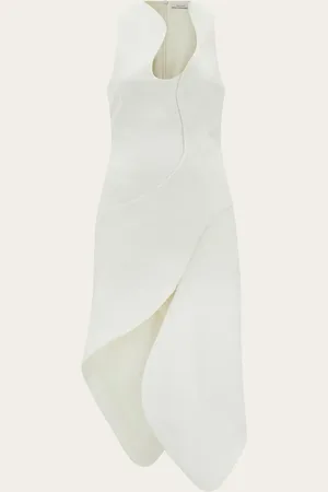 Salvatore Ferragamo Dieses Kleid aus Stretch-Viskose ist in seinem Wechselspiel aus asymmetrischen Bahnen und sich um den Körper legenden Formteilen, die runde Schlitze entstehen lassen, Ausdruck einer zeitgemäßen Sinnlichkeit