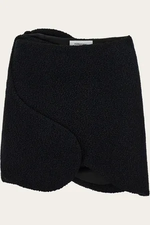 Salvatore Ferragamo Der Minirock ist Inbegriff von Femininität; er wird in Bouclé-Material angeboten und verfügt über einen geformten unteren Abschluss mit asymmetrischen Rundungen auf Vorder- und Rückseite