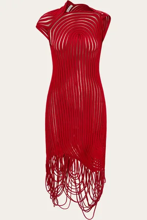 Salvatore Ferragamo Organische Formen, Transparenzeffekte und geschlossene Fransen: Das Kleid ist eine Avantgarde-Interpretation der neuen Femininität, mit sinnlicher Linie und zarten Asymmetrien