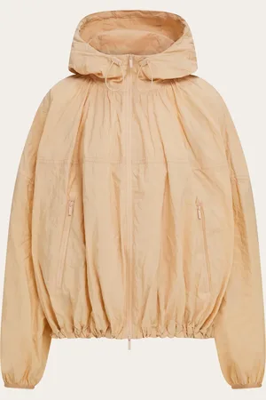 Salvatore Ferragamo Sportliche Noten und übergroße Formen: Die neue Windjacke verwandelt sich dank des Gewebes, dessen Metallfaser den Knitter-Effekt bewahrt, in ein elegantes Kleidungsstück
