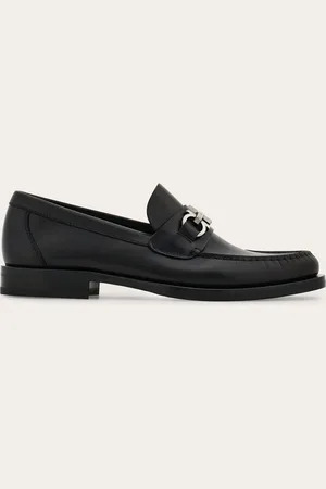 Salvatore Ferragamo Loafer im British Style mit Obermaterial aus gebürstetem und tamponiertem Kalbsleder, verziert mit dem Ton in Ton lackierten Gancini-Ornament