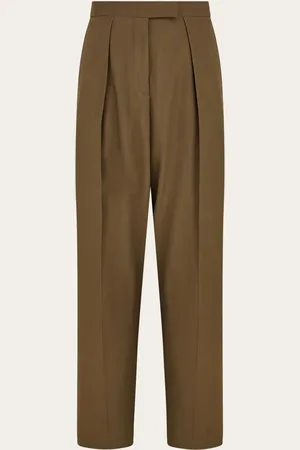 Salvatore Ferragamo Weiterentwicklung des Konzepts der Schneiderhose mit tiefen Bundfalten auf der Vorderseite, die sich auf dem Bein öffnen und Weite verleihen