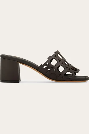 Salvatore Ferragamo Als edle Version des Mule mit breitem Fußriemen bringt diese Version Handwerkskunst und großes Know-how zum Ausdruck: die eingekerbte Verarbeitung und die komplizierte zweischichtige Konstruktion stehen für das handwerkliche Geschick von